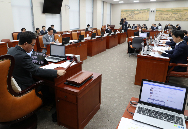 유기홍(맨 앞) 국회 교육위원장이 지난 16일 서울 여의도 국회에서 열린 교육위 전체회의에서 교육기본법 개정안을 통과시키면서 의사봉을 두드리고 있다. 더불어민주당은 이날 학자금 대출 이자 면제 대상을 대폭 확대하는 내용의 취업 후 학자금 상환 특별법 개정안도 단독 처리했다. 뉴시스