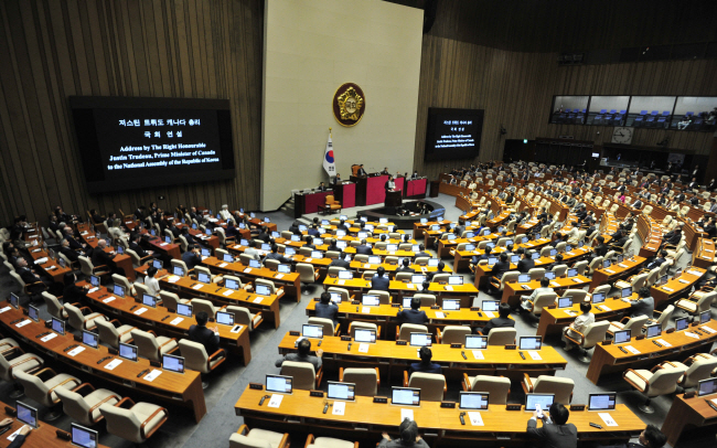 방한 중인 쥐스탱 트뤼도 캐나다 총리가 17일 국회에서 연설을 하는 동안 전체 의원 300명 중 절반이 조금 넘은 160여 명만 참석해 연설을 듣고 있다.  곽성호 기자