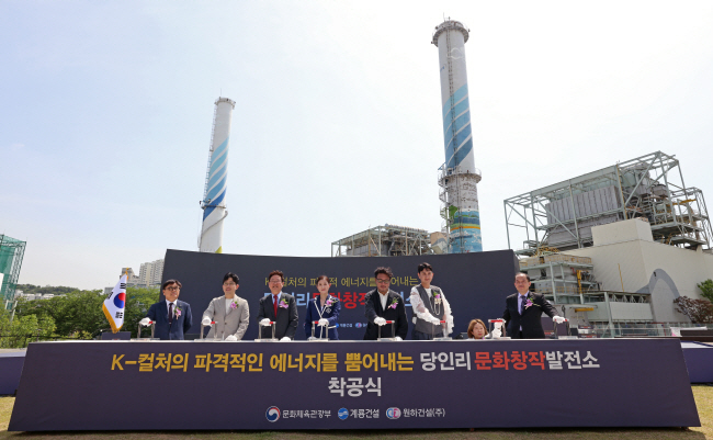 17일 열린 당인리 문화창작발전소 착공식에서 박보균(왼쪽 세 번째) 문체부 장관, 김주원 발레리나(〃네 번째) 등이 착공 세리머니를 하고 있다.  문화체육관광부 제공