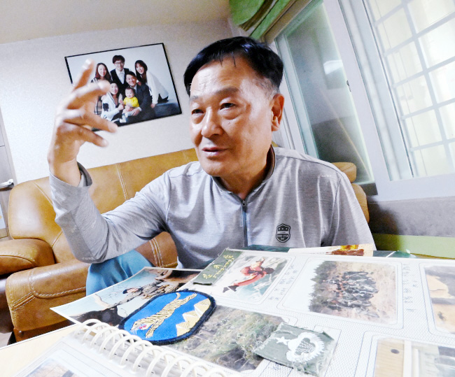 17일 경기 남양주시 자택에서 김귀삼 씨가 5·18 민주화 운동이 벌어진 1980년 당시 3공수여단 12대대 특공중대 선임하사로 복무했던 사진 등을 보여주며 설명하고 있다. 곽성호 기자
