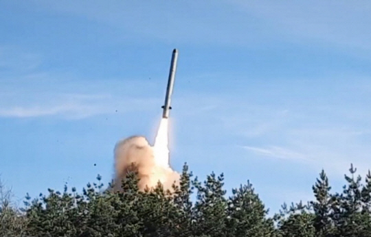 지난 14일(현지시간) 러시아 서부전구의 한 부대에서 이스칸데르 단거리탄도미사일(SRBM)을 발사하고 있다. 타스·연합뉴스
