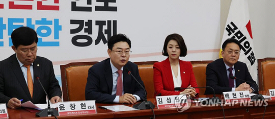 김성원(왼쪽 두번째) 국민의힘 코인 게이트 진상조사단장이 16일 서울 영등포구 국회에서 열린 진상조사단 첫 회의에서 발언하고 있다. 연합뉴스