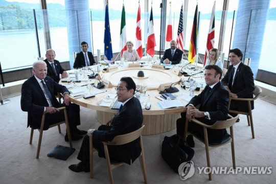 주요 7개국(G7) 정상회의가 개막한 19일 일본 히로시마에 G7 정상들이 둘러앉아 있다. 왼쪽부터 시계방향으로 조 바이든 미국 대통령, 올라프 숄츠 독일 총리, 리시 수낵 영국 총리, 우르줄라 폰데어라이엔 유럽연합(EU) 집행위원장, 샤를 미셸 EU 정상회의(이사회) 상임의장, 조르자 멜로니 이탈리아 총리, 쥐스탱 트뤼도 캐나다 총리, 에마뉘엘 마크롱 프랑스 대통령, 기시다 후미오 일본 총리AFP연합뉴스
