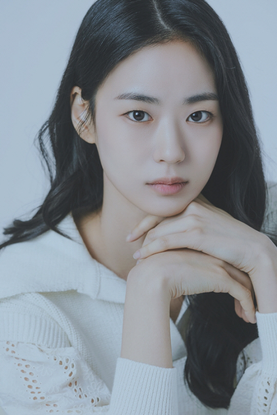 배우 이이담