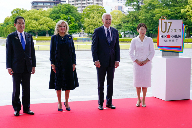 주요 7개국(G7) 정상회의 참석을 위해 일본 히로시마를 찾은 조 바이든(왼쪽 세 번째) 미국 대통령이 19일 부인 질(〃 두 번째) 여사와 함께 원폭 피해현장인 히로시마 평화기념공원에서 기시다 후미오(〃 첫 번째) 일본 총리와 유코(〃 네 번째) 여사의 영접을 받고 있다. AFP 연합뉴스
