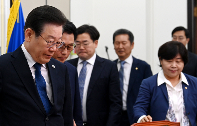 이재명(왼쪽 첫 번째) 더불어민주당 대표가 19일 오전 서울 영등포구 국회에서 열린 최고위원회의에 참석하기 위해 자리에 앉고 있다. 윤성호 기자