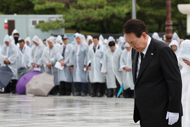 윤석열 대통령이 지난 18일 광주 북구 국립5·18민주묘지에서 열린 제43주년 5·18민주화운동 기념식에서 묵념하고 있다. 연합뉴스