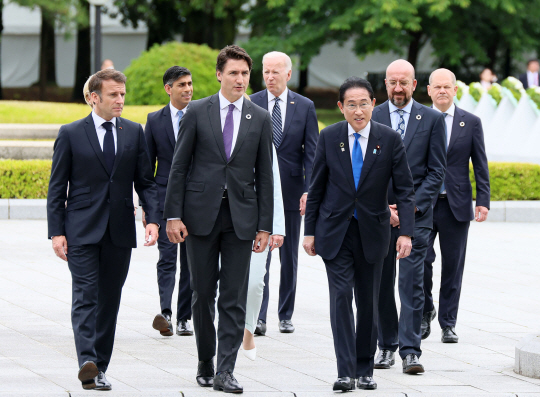 조 바이든(오른쪽 네 번째) 미국 대통령 등 주요 7개국(G7) 정상회의에 참석 중인 각국 정상들이 19일 일본 히로시마 평화기념공원에서 기념촬영을 위해 이동하고 있다. UPI·연합뉴스