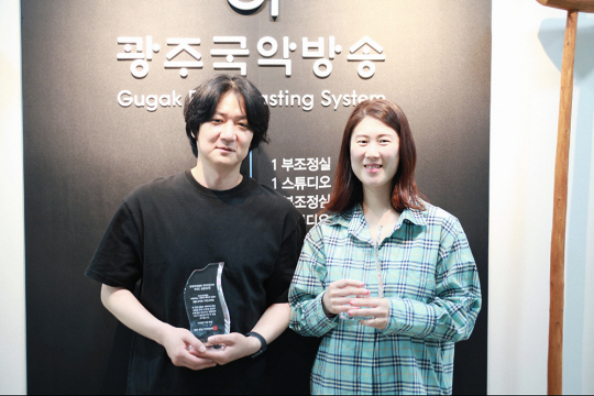 광주국악방송 신문호 국장(왼쪽)과 고미란PD