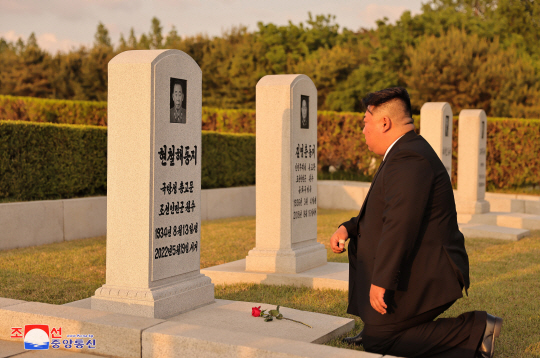 김정은 북한 국무위원장이 자신의 후계자 시절 ‘왕자교육’을 맡았던 현철해 원수의 사망 1주기를 맞아 묘소를 직접 찾아 참배했다. 연합뉴스