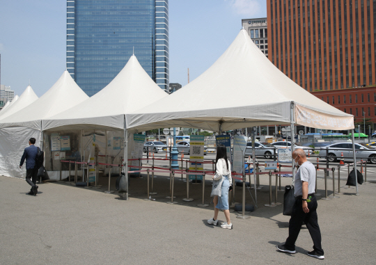 코로나19 비상사태가 해제되고 정부가 사실상 ‘엔데믹’을 선언한 11일 서울역 임시선별검사소가 한산한 모습을 보이고 있다. 뉴시스