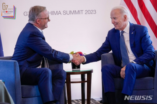 일본 히로시마에서 열리고 있는 주요 7개국(G7) 정상회의를 계기로 20일 조 바이든 미국 대통령(오른쪽)과 앤서니 앨버니지 호주 총리가 별도로 양자 회담을 가졌다. 회담 전 양국 정상이 악수하고 있다.AP뉴시스