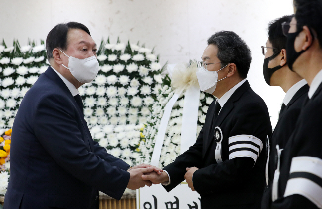 정·관계 ‘마당발’ … 국회 파견판사 지내 여야와 두루 친분[Leadership]