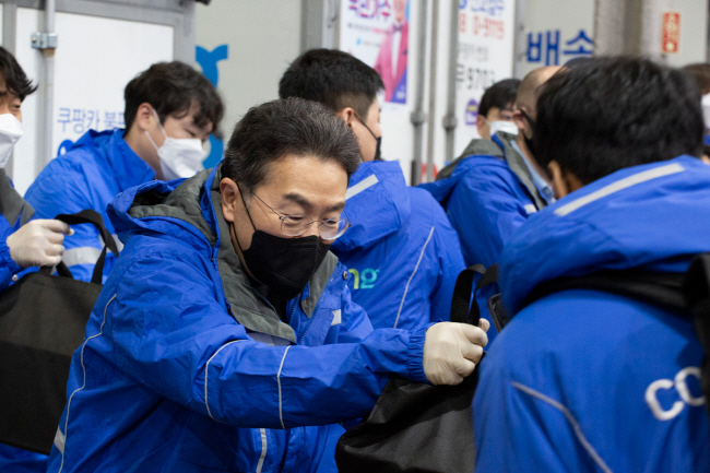 강한승 쿠팡 대표가 배송 캠프를 방문해 직원인 ‘쿠친(쿠팡친구)’을 응원하고 있다.