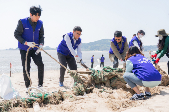 효성첨단소재 임직원들이 지난 19일 인천 영종도 용유해변에서 해변 정화 활동을 하고 있다. 효성첨단소재 제공