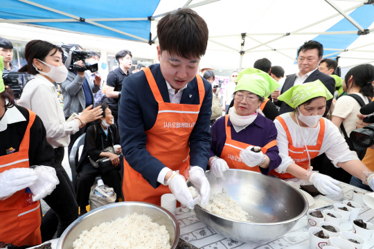 이준석 전 국민의힘 대표가 17일 오후 광주 동구 금남로에서 열린 ‘오월 주먹밥’ 나눔 행사에 참여하고 있다. 연합뉴스