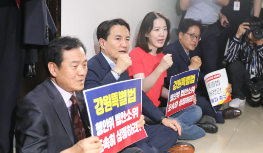 김진태(사진 왼쪽 두 번째) 강원지사와 도민들이 22일 오후 행정안전위 법안심사제1소위원회가 열리는 서울 여의도 국회 행안위 회의실 앞에서 강원특별자치도법 심사 촉구 피켓을 들고 구호를 외치고 있다. 뉴시스