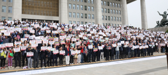22일 오전 서울 여의도 국회 본관 앞에서 열린 강원특별자치도법 심사촉구 집회 모습. 뉴시스