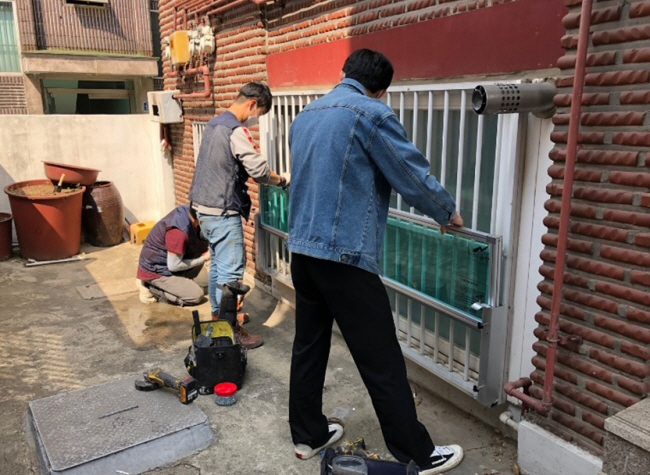 지난해 기록적 폭우로 큰 침수피해를 본 서울 관악구 신림동 지역의 반지하 주택에 물막이판이 설치되고 있다. 관악구청 제공