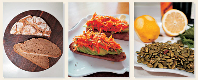 왼쪽 사진은 마사 마드레의 호밀빵. 가운데는 호밀빵에 아보카도 및 당근 초절임을 올린 오픈 샌드위치. 오른쪽은 당근 초절임 재료인 호박 씨와 레몬, 시소잎.