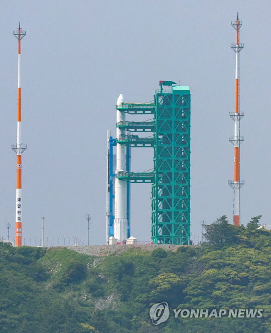 23일 오전 전남 고흥군 나로우주센터에 기립된 한국형 발사체 누리호가 발사대에 고정돼 있다. 연합뉴스