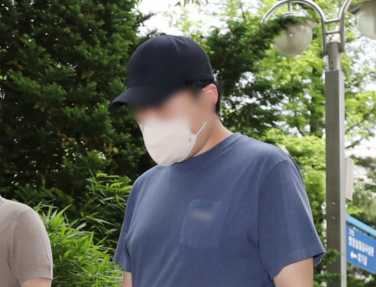 생후 2개월 아들을 학대해 뇌출혈로 중태에 빠트린 혐의를 받는 A(33) 씨가 22일 오후 구속 전 피의자 심문(영장실질심사)을 받기 위해 인천지법으로 들어서고 있다. 연합뉴스