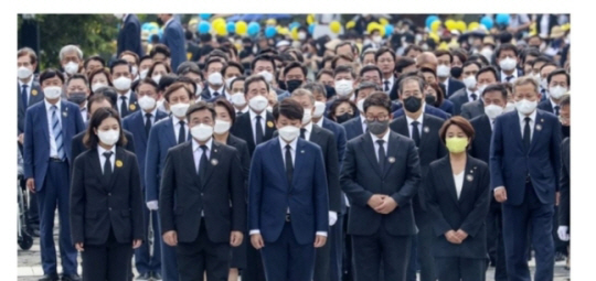 지난해 5월 23일 경남 김해시 진영읍 봉하마을에서 엄수된 노무현 전 대통령 서거 13주기 추도식에서 여야 지도부가 참배하고 있다. 연합뉴스 자료사진