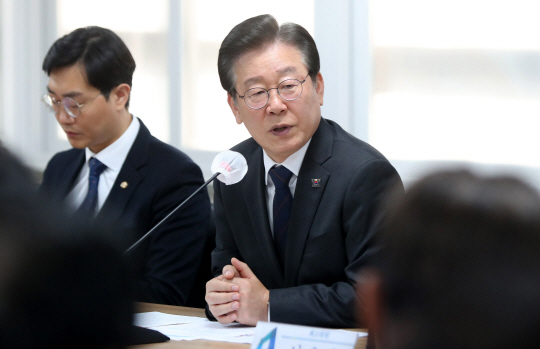 이재명 더불어민주당 대표가 22일 오후 서울 여의도 국회에서 열린 원외지역위원장 간담회에 참석해 발언하고 있다. 뉴시스