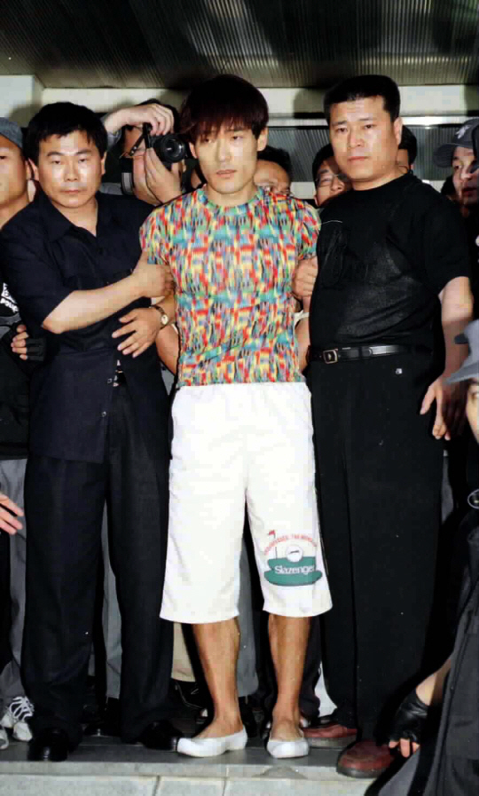 1999년 경찰에 검거된 뒤 압송되는 탈옥수 신창원. 연합뉴스.
