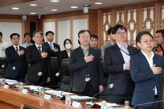 박인환(앞줄 왼쪽 세번째) 위원장이 이끄는 국무총리 직속 자문기구인 경찰제도발전위원회가 23일 정부서울청사에서 12차 회의를 시작하기 전 국민의례를 하고 있다. 행정안전부 제공