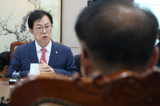 국회 행정안전위원회 여당 간사인 이만희 의원이 북한의 해킹 시도와 사무총장 자녀 특혜 채용 의혹과 관련해 23일 오전 경기도 과천 중앙선거관리위원회를 항의 방문해 박찬진 사무총장과 면담하고 있다. 연합뉴스