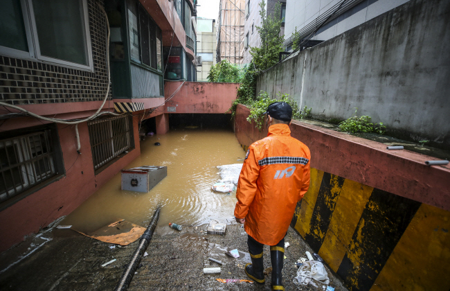 난해 8월 8일 폭우로 침수돼 일가족 3명이 갇혀 사망한 서울 관악구의 한 빌라 반지하 주차장이 사고 발생 다음 날에도 물이 차 있다. 뉴시스