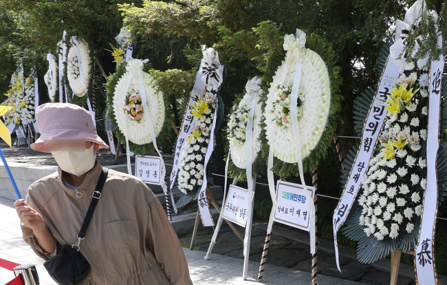 고 노무현 전 대통령 서거 14주기인 23일 오전 경남 김해시 진영읍 봉하마을 노 전 대통령 묘역에 김기현 국민의힘·이재명 더불어민주당 대표 등이 보낸 조화가 놓여 있다. 연합뉴스