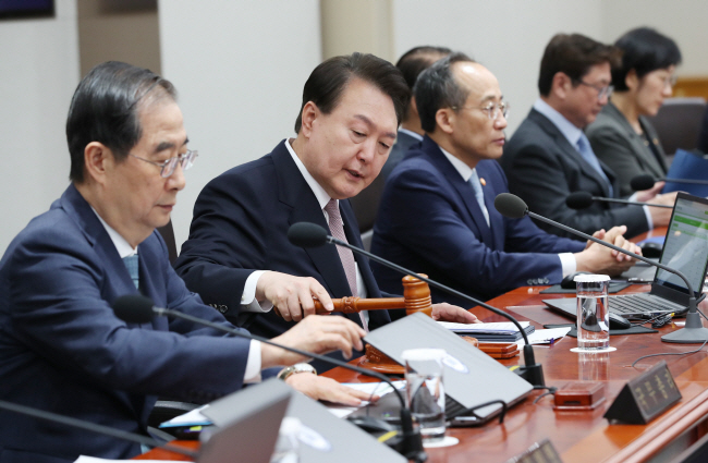 윤석열 대통령이 23일 오전 서울 용산 대통령실 청사에서 열린 국무회의에 참석해 개회선언을 하고 있다. 윤 대통령은 이날 회의에서 “법 집행 공직자가 신분상 불이익이 없도록 보호하겠다”며 불법집회 엄정대응을 강조했다.  연합뉴스