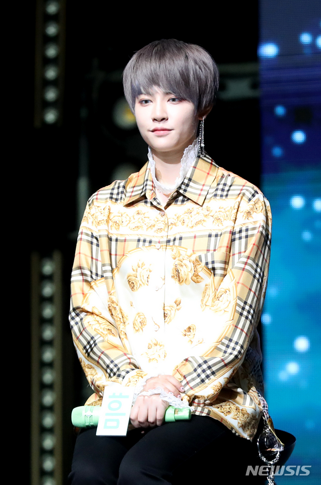 [서울=뉴시스] 조수정 기자 = 걸그룹 공원소녀(GWSN) 미야가 5일 오후 서울 광장동 예스이십사라이브홀에서 데뷔 앨범 ‘밤의 공원(The Park in the Night)’ 파트 원(part one) 쇼케이스를 열고 인사하고 있다. 2018.09.05.chocrystal@newsis.com