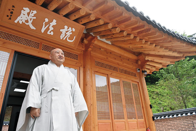 원행 스님이 금당사 설법전에서 경내를 내려다보고 있다. 그는 “무릇 종교인은 세간, 출세간을 구별하지 말고 ‘깨달음의 사회화’를 실천하며 세상에 봉사할 의무가 있다”고 했다. 진안=곽성호 기자