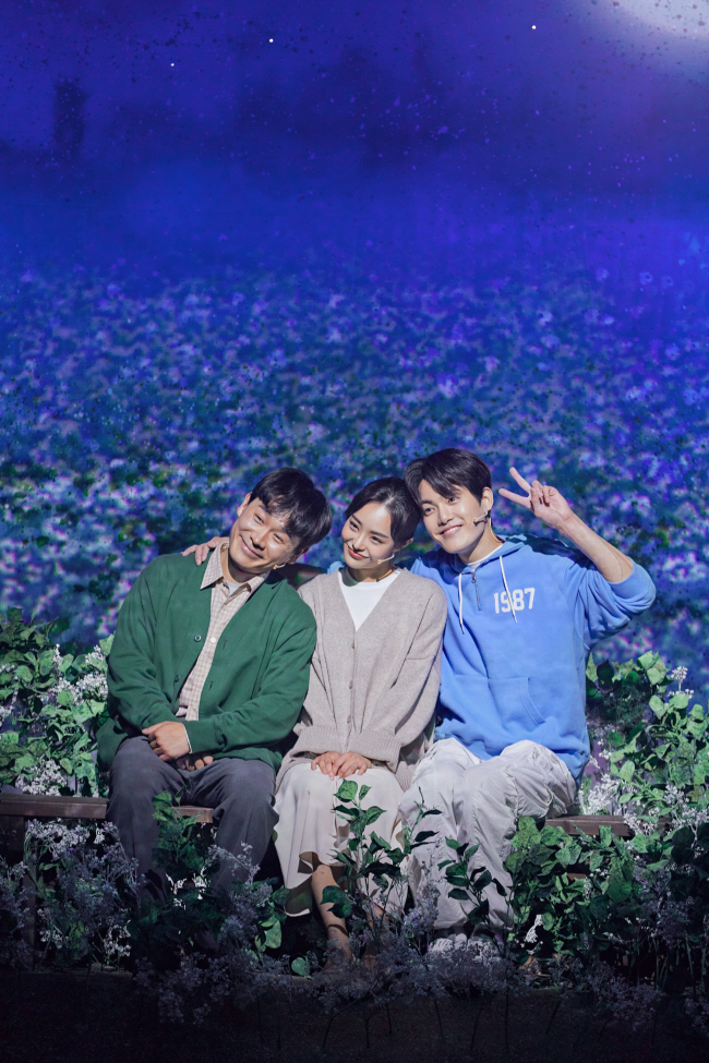 뮤지컬 ‘빠리빵집’에서 30년 전 과거로 돌아간 주인공 성우가 부모님과 여행을 떠나 사진을 촬영하고 있다. 왼쪽부터 김대곤, 임예진, 김건우 배우. 라이브러리컴퍼니 제공