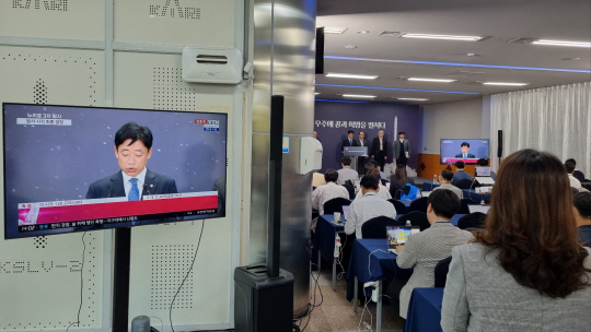 24일 오후 2시 오태석 과학기술정보통신부 1차관이 전남 고흥 나로우주센터 인근의 프레스센터에서 최종 발사 결정사항을 브리핑하고 있다. 노성열 기자