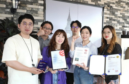 일상비일상의틈팀원들이 ‘iF 디자인 어워드 2023’ 2관왕 기록 후 기념사진을 촬영하고 있는 모습.