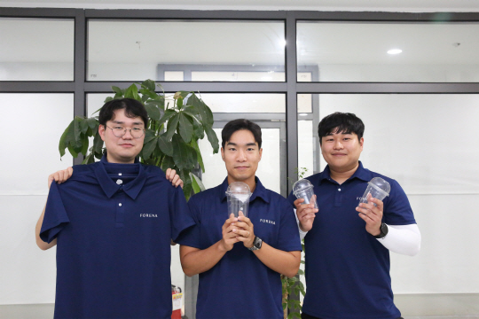㈜한화 건설부문은 폐플라스틱 재활용 소재로 만든 근무복을 모든 현장에 도입한다고 24일 밝혔다. 한화 제공