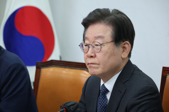 이재명 더불어민주당 대표가 24일 국회에서 열린 최고위원회의에 참석하고 있다. 연합뉴스