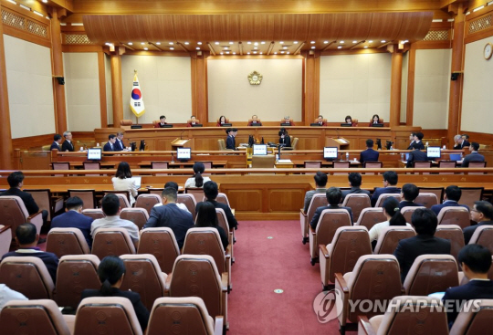 이태원 참사 부실 대응 논란으로 탄핵 소추된 이상민 행정안전부 장관에 대한 두번째 변론기일인 23일 오후 서울 종로구 헌법재판소 대심판정으로 유남석 헌법재판소장과 재판관들이 착석하고 있다. 연합뉴스