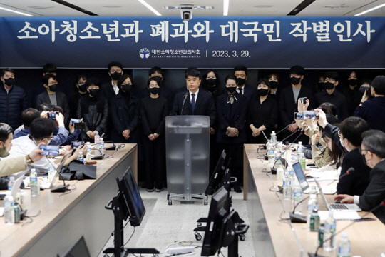 임현택 대한소아청소년과의사회 회장이 지난 3월 29일 서울 용산구 대한의사협회에서 소아청소년과 폐과와 대국민 작별인사 기자회견을 하고 있다. 뉴시스