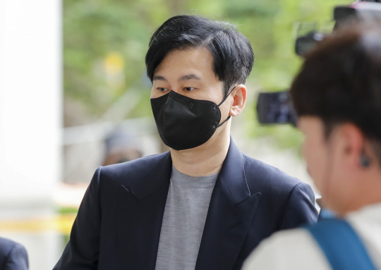 양현석 YG엔터테인먼트 총괄 프로듀서가 24일 서울 서초구 서울고등법원에서 열린 ‘비아이 마약 무마 혐의’ 관련 항소심 2차 공판에 출석하고 있다. 뉴시스(공동취재사진)