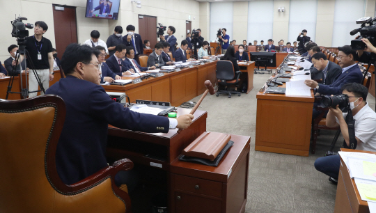 장제원 행정안전위원장이 24일 오후 서울 여의도 국회에서 열린 행정안전위원회 전체회의에서 의사봉을 두드리고 있다. 뉴시스