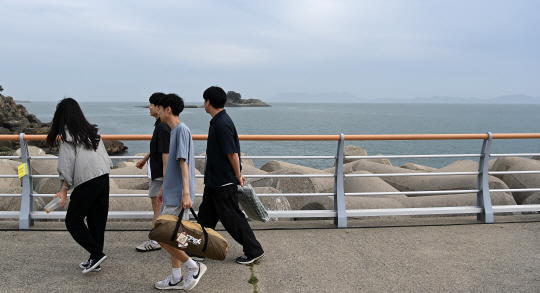 24일 한국형 우주발사체 누리호의 3차 발사를 관람하기 위해 전남 여수시 낭도방파제를 찾은 시민들이 발사 중단 소식에 발길을 돌리고 있다. 백동현 기자