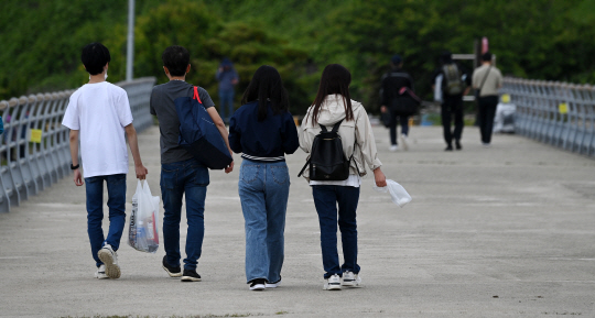 24일 한국형 우주발사체 누리호의 3차 발사를 관람하기 위해 전남 여수시 낭도방파제를 찾은 시민들이 발사 중단 소식에 발길을 돌리고 있다. 백동현 기자