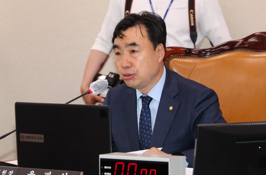 국회 산업통상자원중소벤처기업위원장인 윤관석 무소속 의원이 24일 오전 국회에서 열린 산자중기위 전체회의에서 발언하고 있다. 연합뉴스