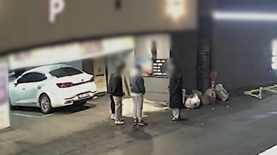 검찰이 구속 기소한 A(21) 씨 등이 지난 3월 경기 시흥시의 한 모텔 주차장에서 피해 남성(왼쪽)에게 "미성년자를 건드렸으니 경찰에 신고하겠다"며 협박하고 있다. 안산상록경찰서 제공