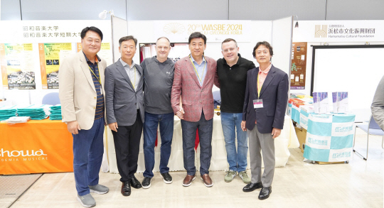 지난 19일 일본 하마마쓰시에서 열린 관악 연수회인 제53회 JBC(Japan Band Clinic) 행사장에서 방세환(왼쪽 네번째) 경기 광주시장이 현지 관계자등과 함께 사진 촬영을 하고 있다. 광주시청 제공